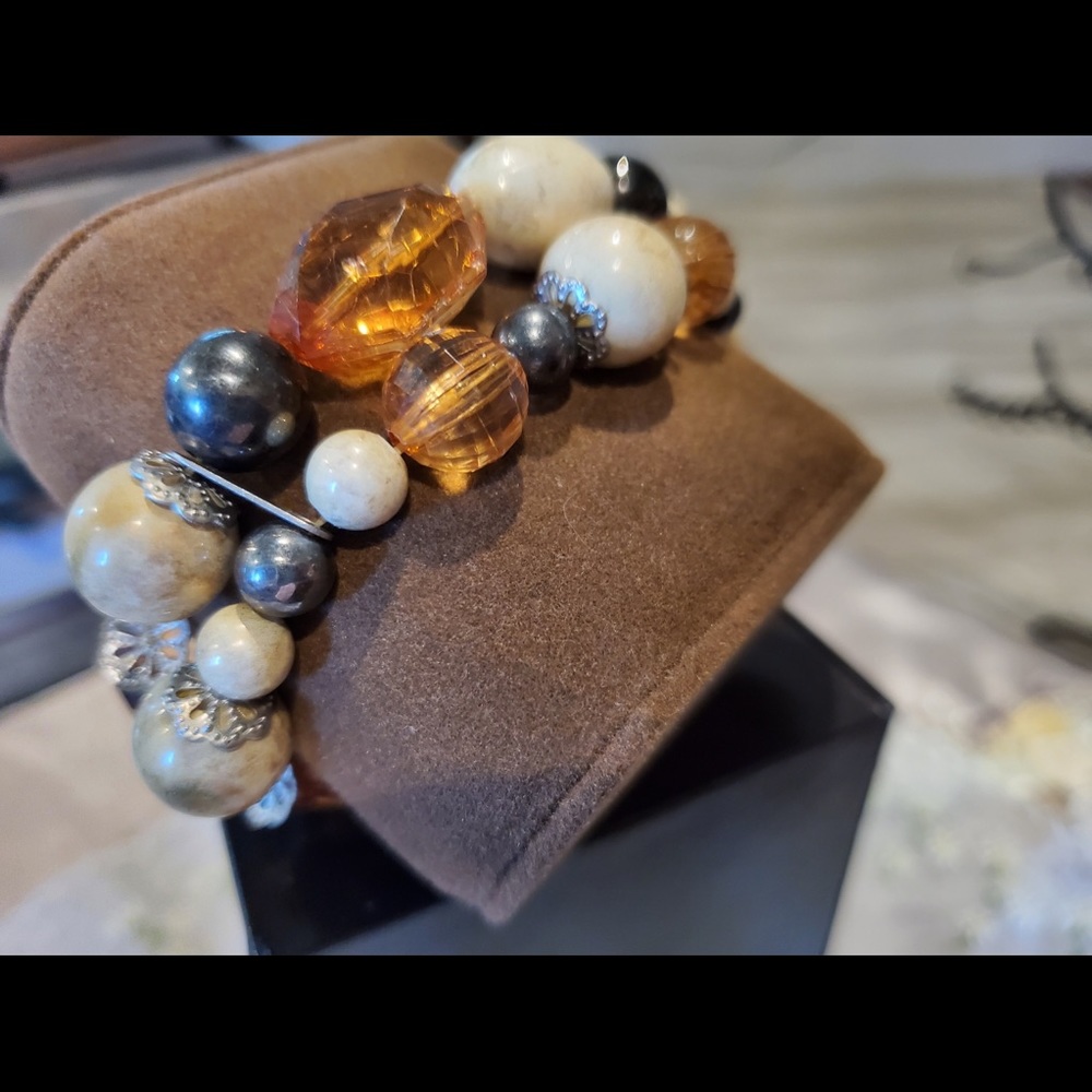 Bracelet with amber stones, cream and black pearls